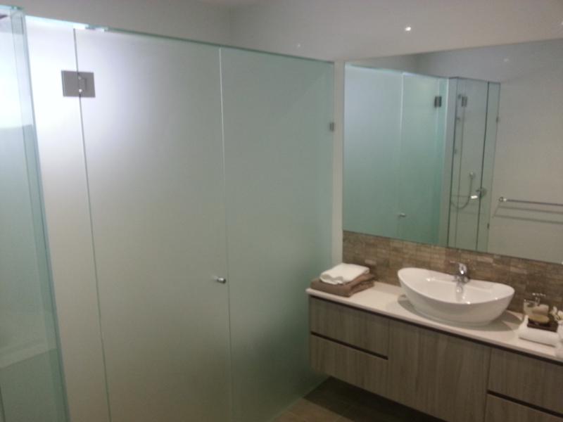 Acid Etched & Clear Frameless T-Screen (for Shower & Toilet) with Polished Silver Hinges, Clips & Polished Silver Knob