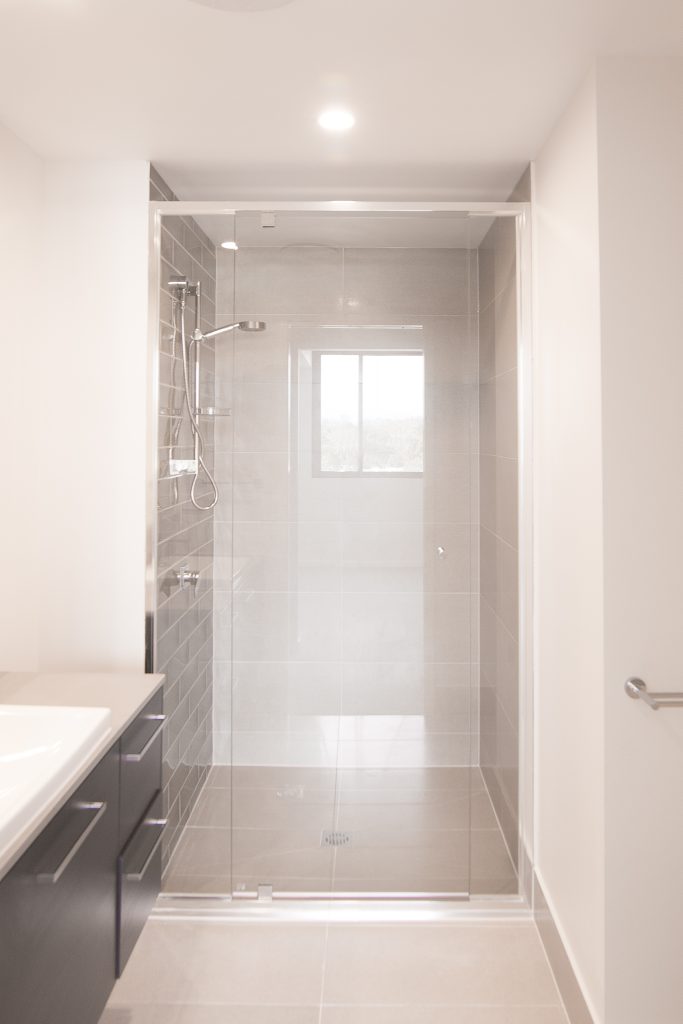 Vogue semi frameless showerscreen, polished silver hinges, stainless door handle. 10mm safety glass.