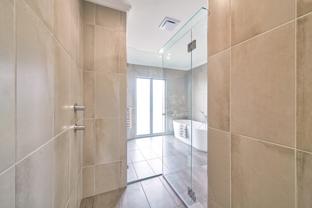 10mm frameless showerscreen, glass to glass polished silver hinges, polished silver clips to the wall, glass header