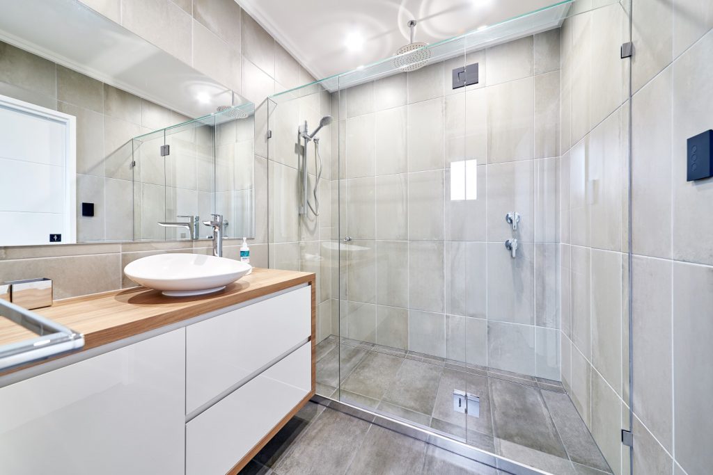 10mm frameless showerscreen, glass to glass polished silver steel hinges, polished silver clips to the wall, glass header
