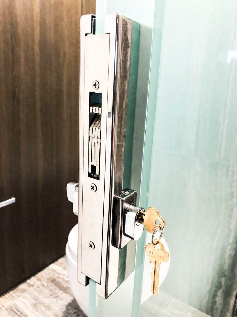 Frameless hinged shower Key Lock