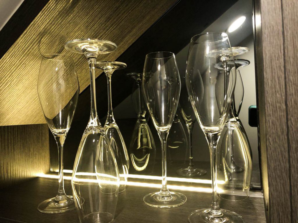 Frameless Mirror for Wine Cellar