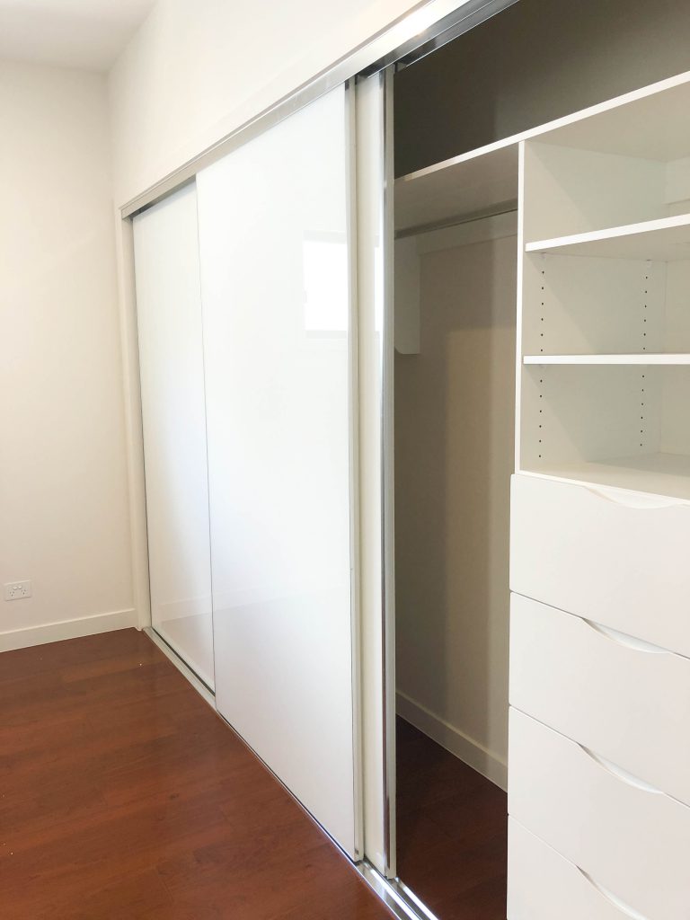 Super White Polished Silver Robe Doors with Standard White Board Shelving, Drawers with Finger Pull Handles & a Chrome Hanging Rod