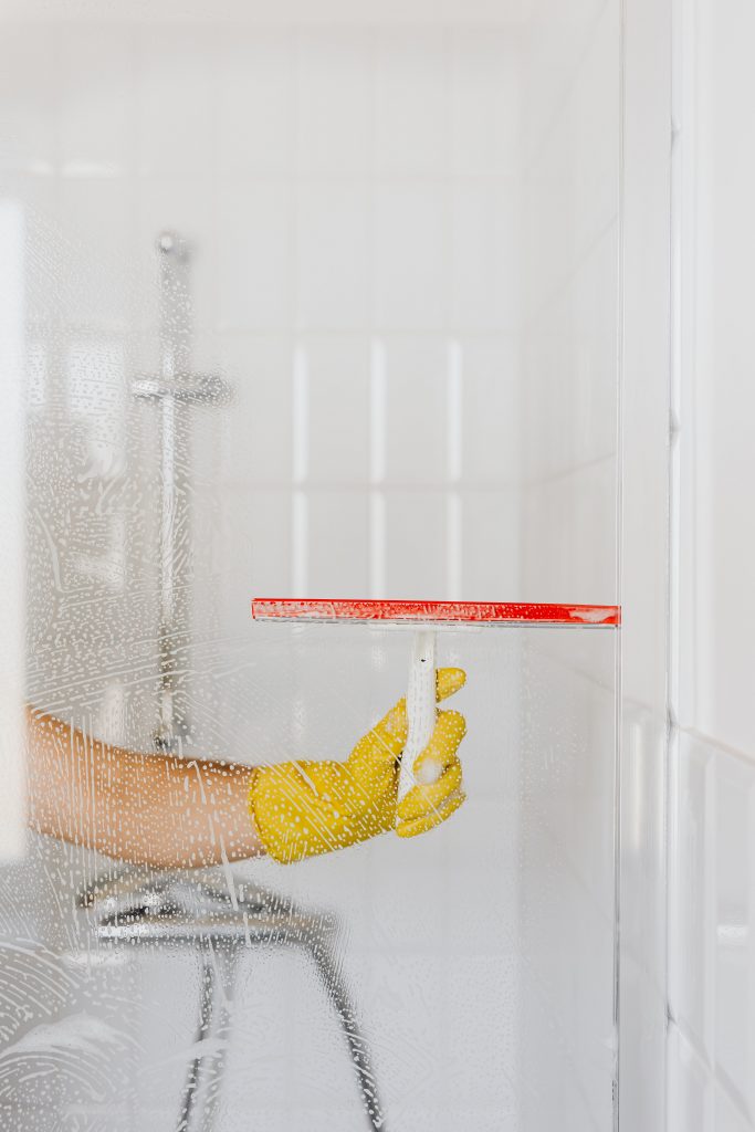 cleaning shower screen with spugee